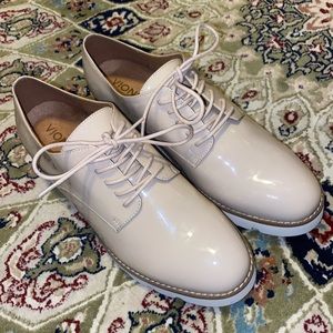 Beige Vionic shoes size: 8.5
